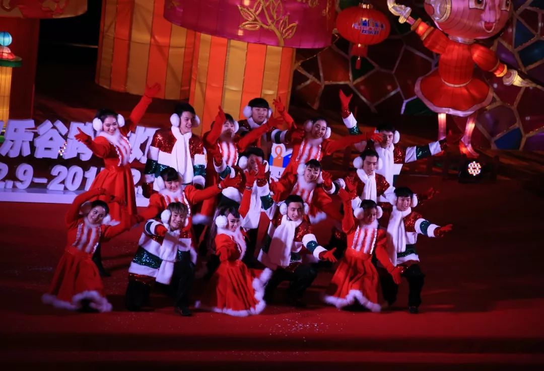 上海欢乐谷嗨翻了！50万㎡华灯齐放、圣诞市集、狂欢盛典，还能与偶像零距离接触……