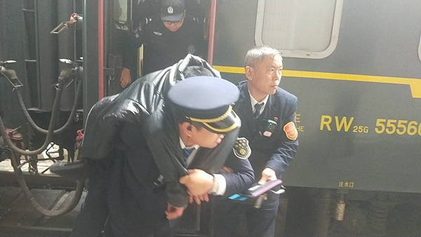 旅客醉酒昏厥列车长组织紧急救援,旅客突然晕倒列车员暖心救助