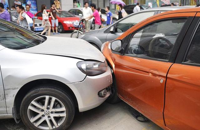 路边车被撞怎么办报警流程,路上车子被撞正确处理