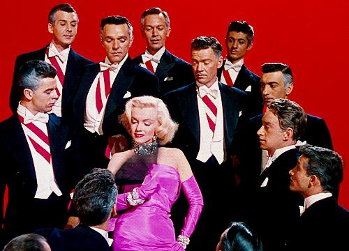 百老汇造梦，不如说梦想造就了百老汇