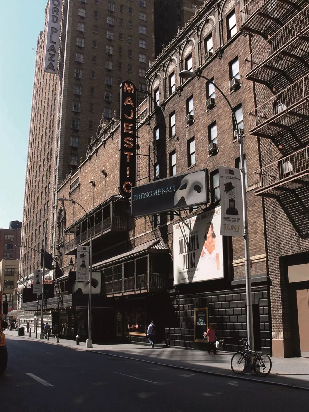 百老汇造梦，不如说梦想造就了百老汇