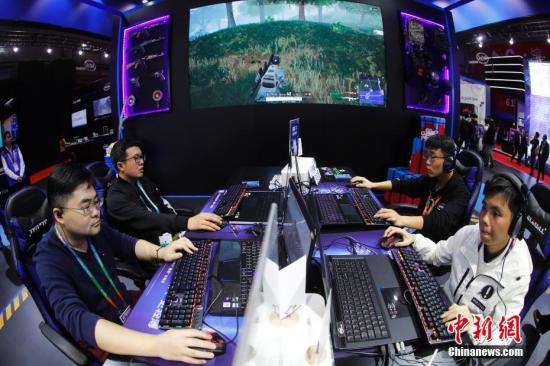 三招教网瘾少年不再沉迷游戏,网瘾少年沉迷于网络游戏