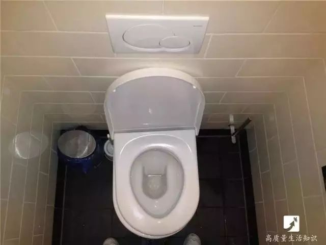 马桶冲水按钮按不动太紧怎么办,马桶上冲水的两个按钮有什么区别