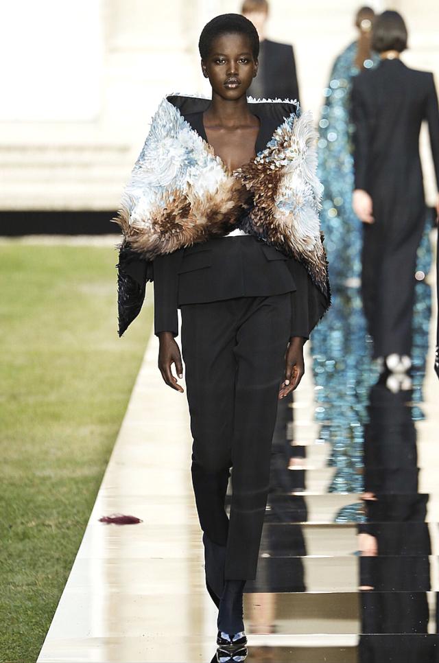 来自非洲贫民窟的18岁丑姑娘，却逆袭成为2018年度最佳超模！