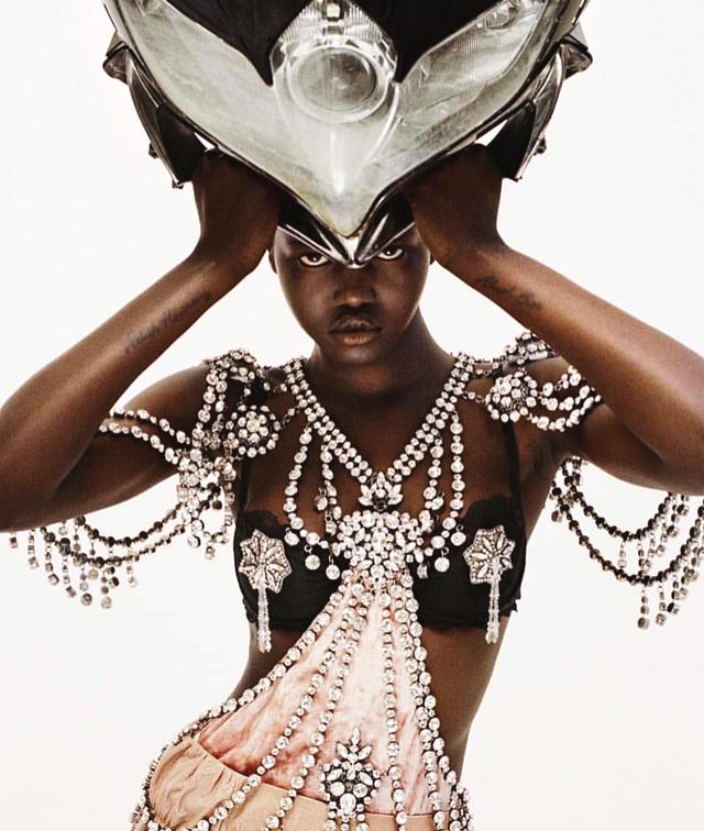 来自非洲贫民窟的18岁丑姑娘，却逆袭成为2018年度最佳超模！