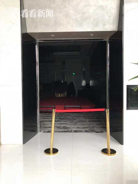 上海一小区男孩被砸身亡,上海一酒店大门砸伤男童