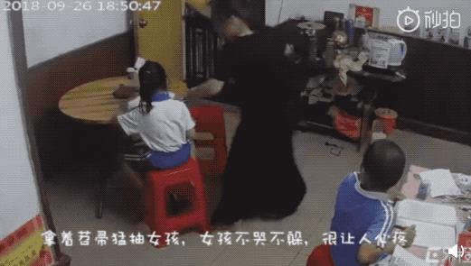 踢童模被妈妈踢,3岁童模被踢