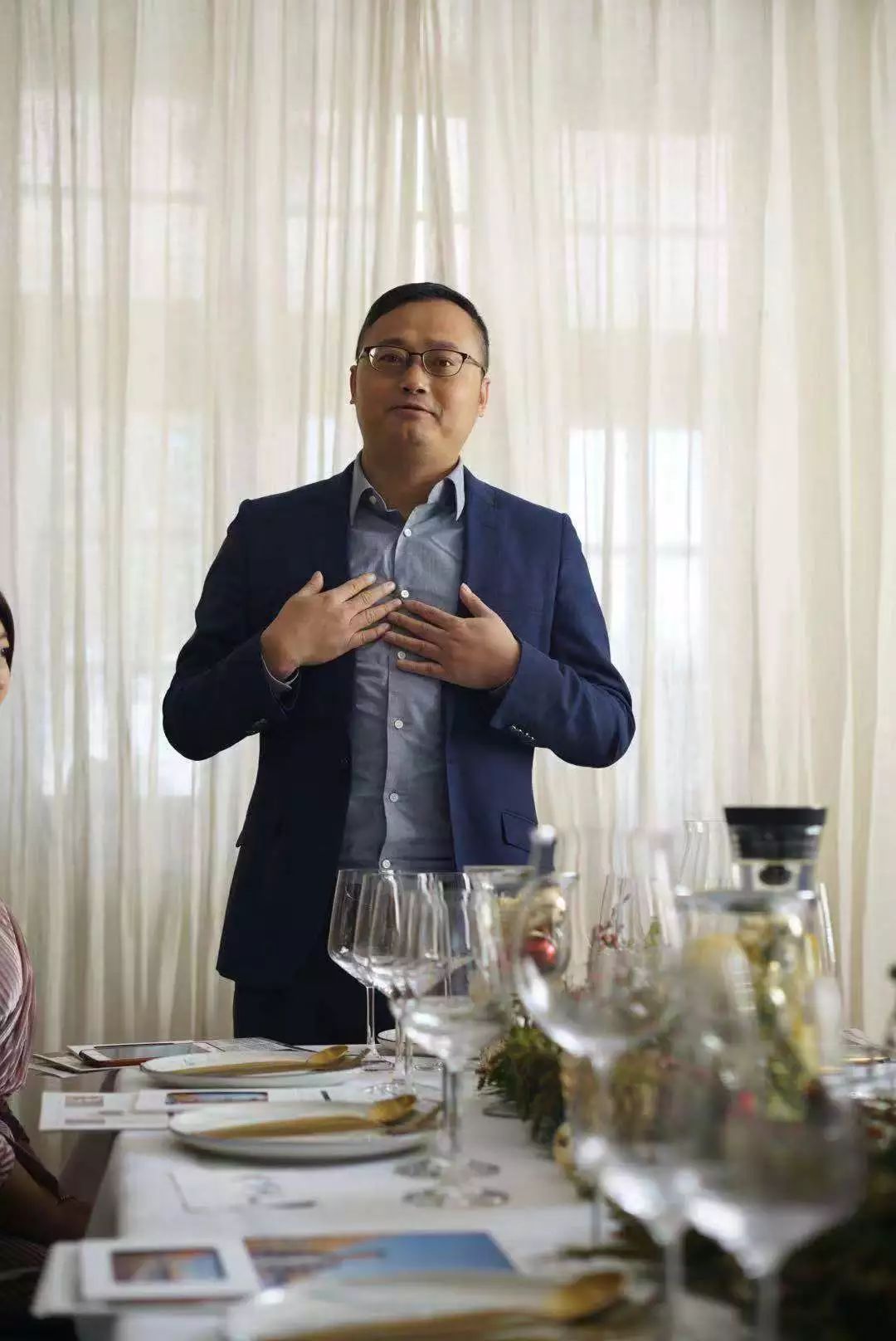 澳洲这杯暖冬的美酒里,可以闻到桉树叶的夏天味道