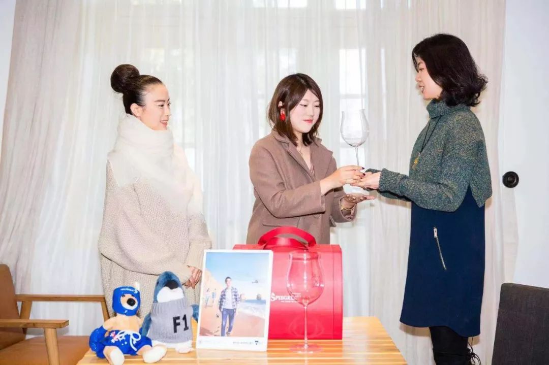 澳洲这杯暖冬的美酒里,可以闻到桉树叶的夏天味道