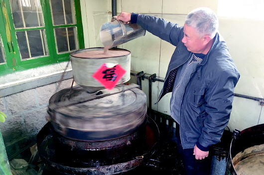 即墨老手艺人坚守传统手艺制作香油注册商标做大品牌