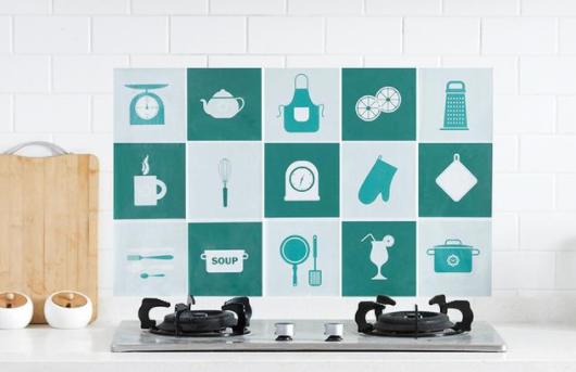 厨房油烟机下面贴油纸,油烟机上面贴纸好清理