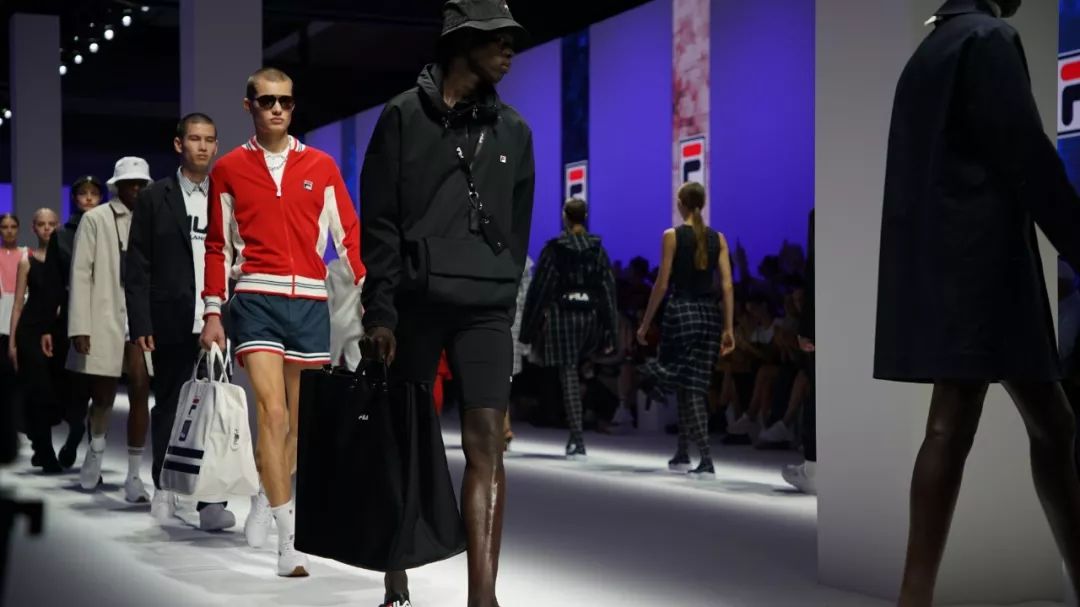 fila运动衣怎么搭配,fila高级时装