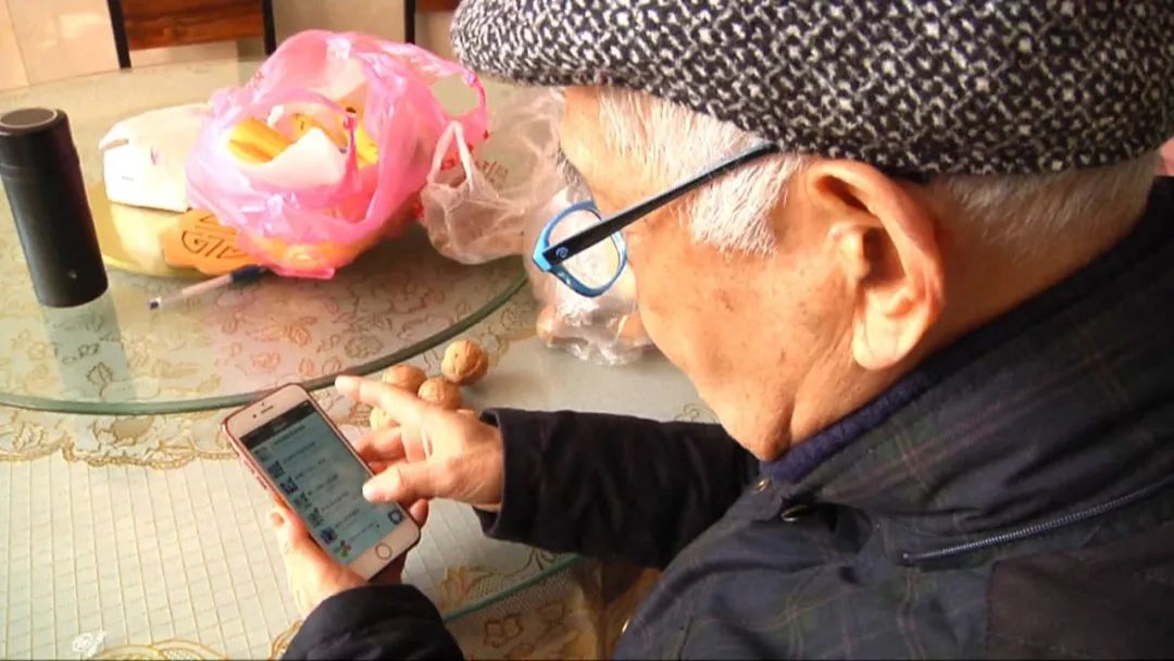 七旬老人竟然是“微信达人”,他的朋友圈很赞……
