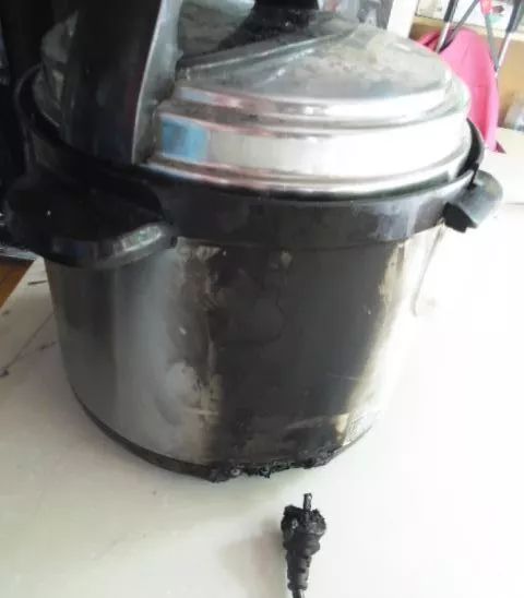 拦得好！电饭煲起火，妈妈端起水的瞬间被儿子拦下