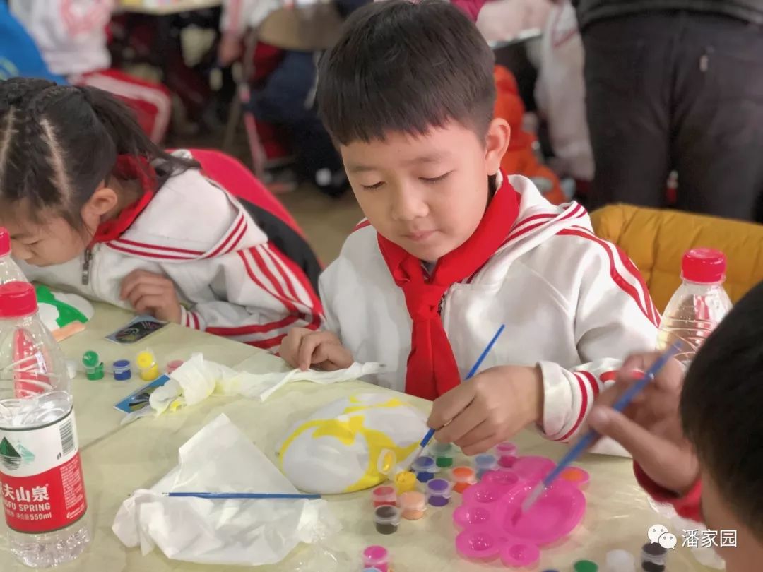 围观潘淘荟画脸谱感受传统文化魅力！