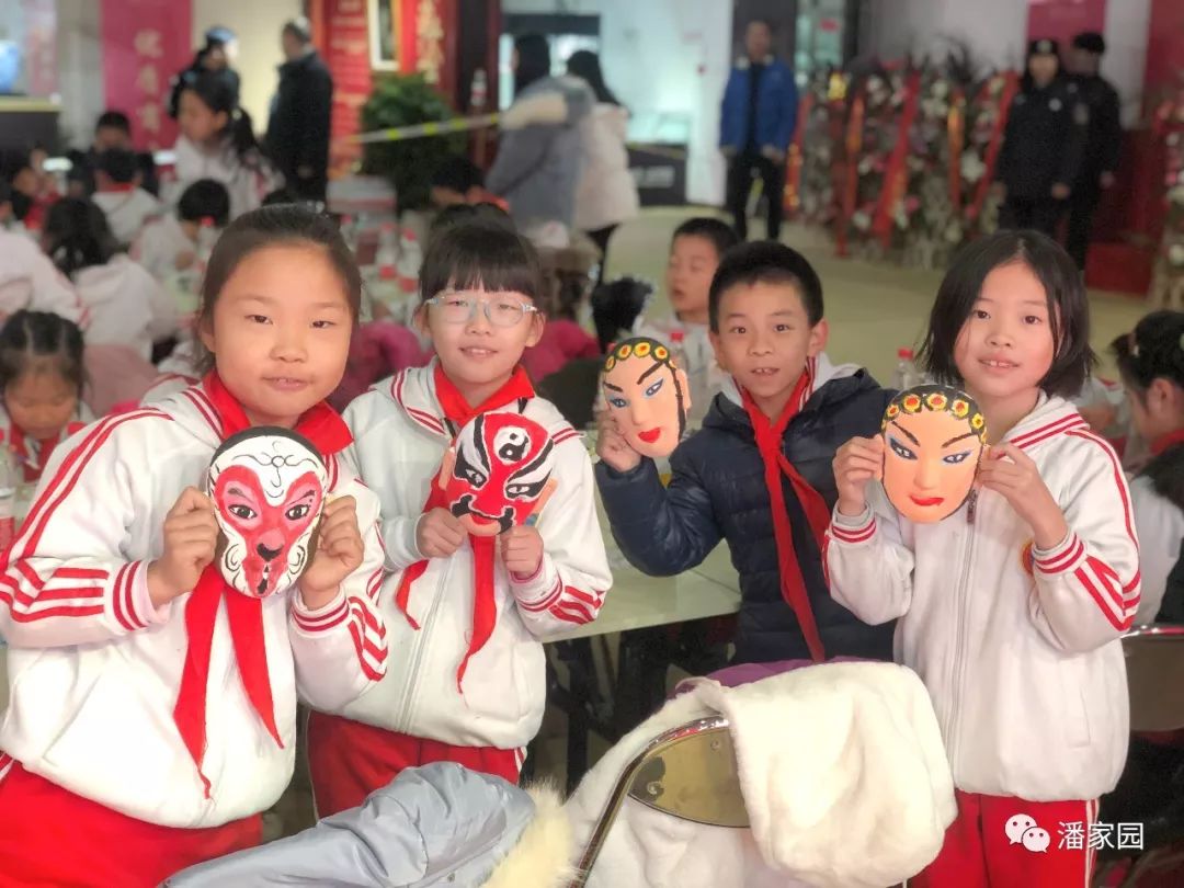 围观潘淘荟画脸谱感受传统文化魅力！