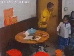 踢童模被妈妈踢,3岁童模被踢