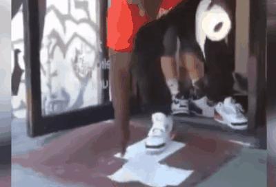 白色雪地靴洗成黑鞋，店家：改色的钱我就不收了！