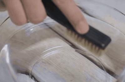 白色雪地靴洗成黑鞋，店家：改色的钱我就不收了！