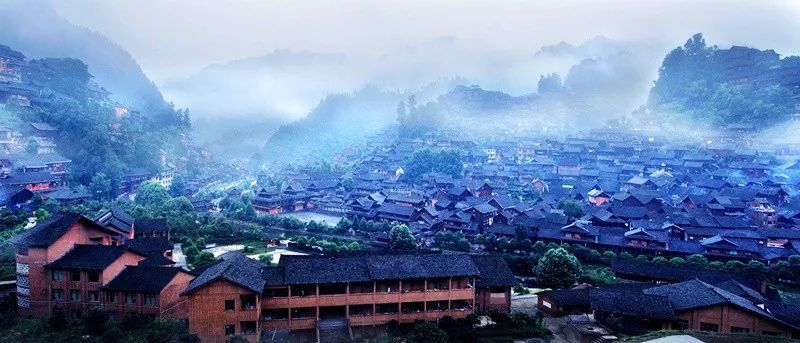 黔东南+黔西南经典八日游—昆明—马岭河峡谷—万峰林—黄果树瀑布—荔波小七孔—千户苗寨—镇远古镇—梵净山—石阡温泉