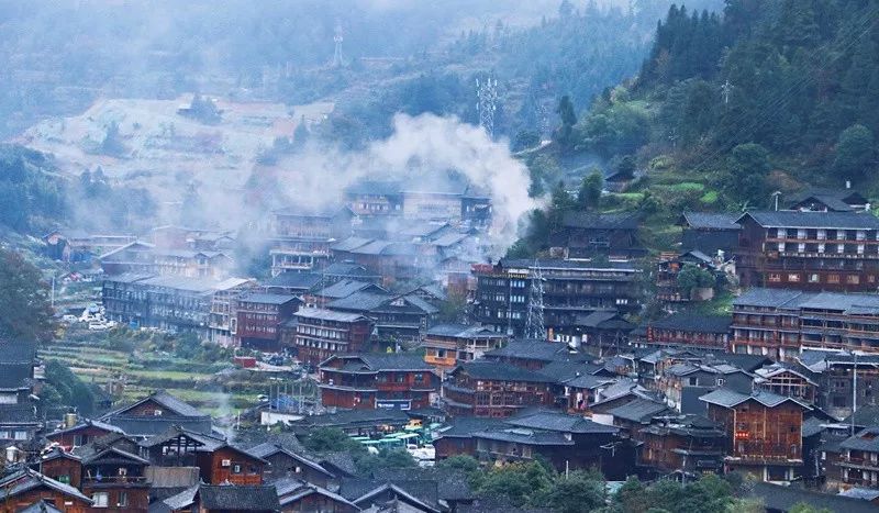 黔东南+黔西南经典八日游—昆明—马岭河峡谷—万峰林—黄果树瀑布—荔波小七孔—千户苗寨—镇远古镇—梵净山—石阡温泉