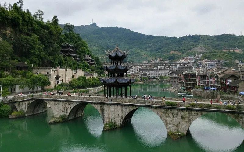 黔东南+黔西南经典八日游—昆明—马岭河峡谷—万峰林—黄果树瀑布—荔波小七孔—千户苗寨—镇远古镇—梵净山—石阡温泉