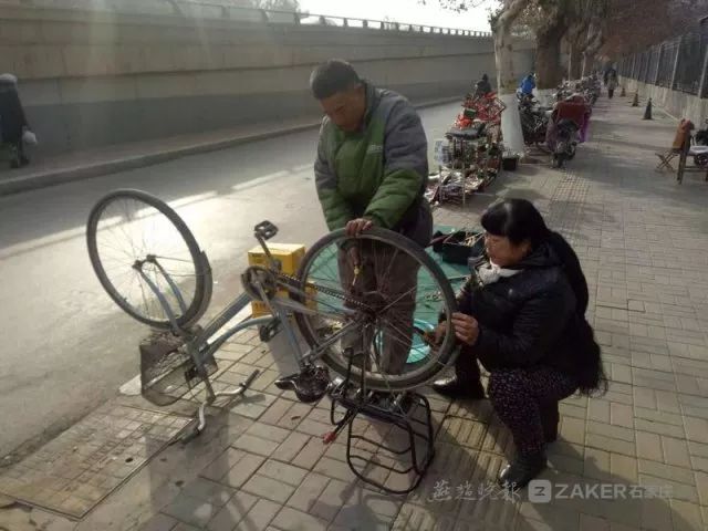 石家庄胜利北大街附近有个诚信修车摊，摊主是一对恩爱夫妻！他们让诚信走出“国门”