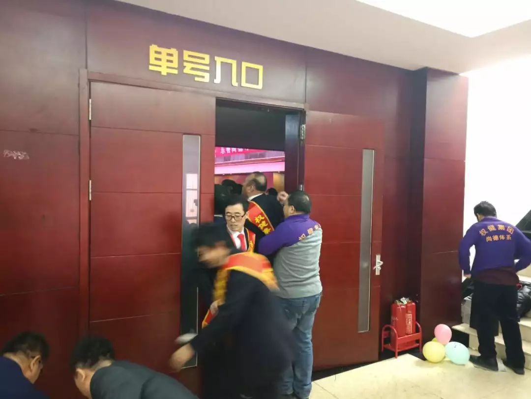 直销年会疯狂场面,权健直销大会跳舞