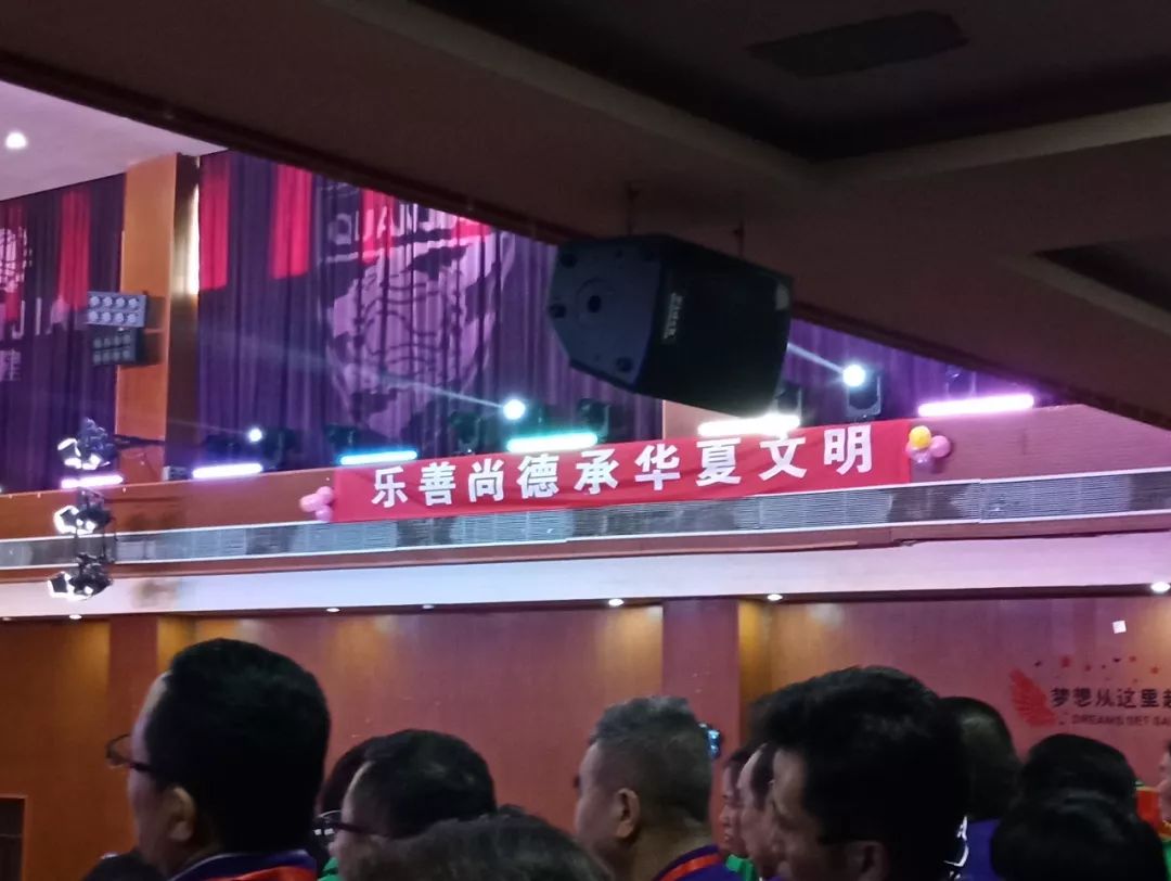 直销年会疯狂场面,权健直销大会跳舞