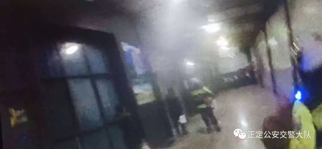 女童抽搐咬舌交警紧急护送,小孩舌头被咬交警开路