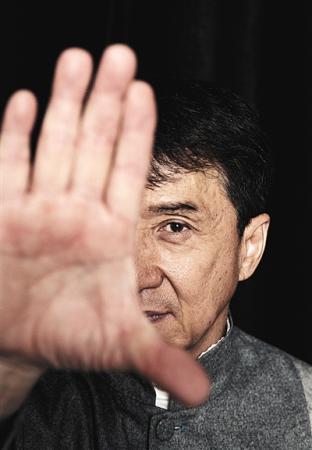 成龙的人生经历,成龙从草根到巨星