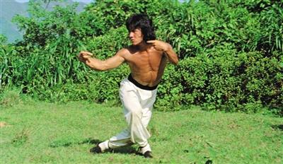 成龙的人生经历,成龙从草根到巨星