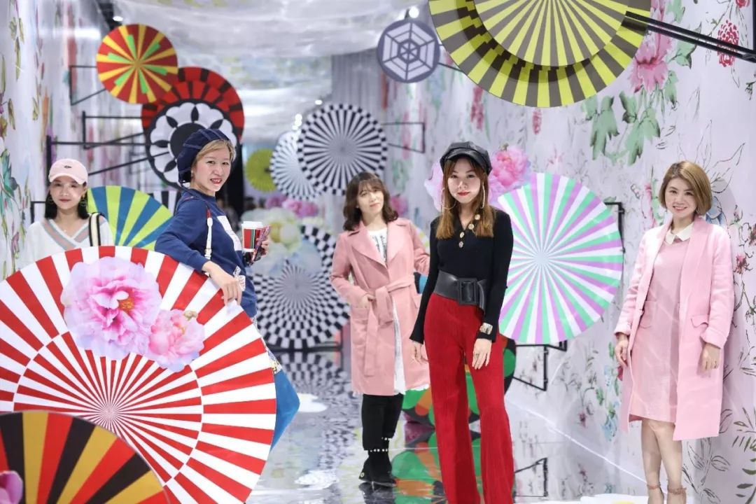 交互艺术展！地铁主题巨型扭蛋机！欢乐小丑团……新晋潮酷打卡圣地来袭