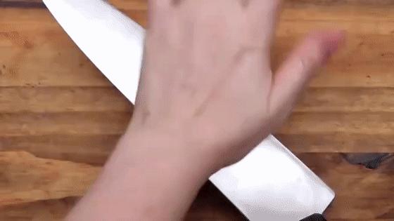 剥大蒜怎么才能快速剥出薄膜,剥完整大蒜皮妙招视频