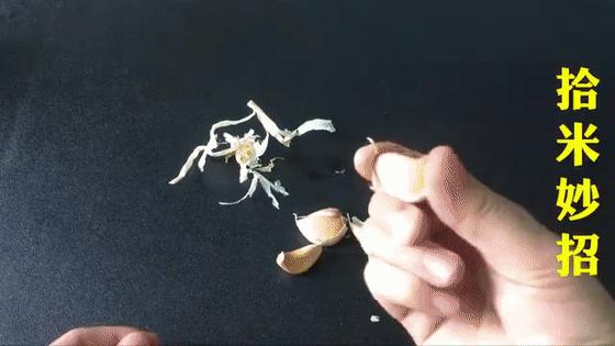剥大蒜怎么才能快速剥出薄膜,剥完整大蒜皮妙招视频