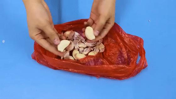 剥大蒜怎么才能快速剥出薄膜,剥完整大蒜皮妙招视频