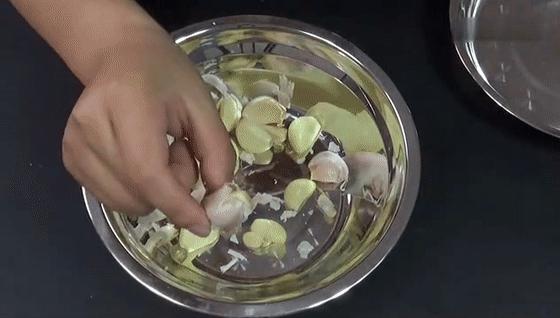 剥大蒜怎么才能快速剥出薄膜,剥完整大蒜皮妙招视频