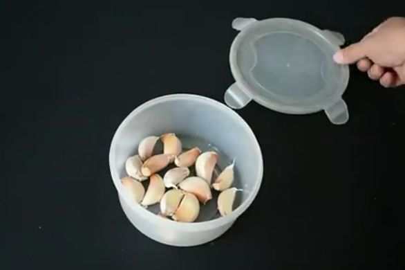 剥大蒜怎么才能快速剥出薄膜,剥完整大蒜皮妙招视频