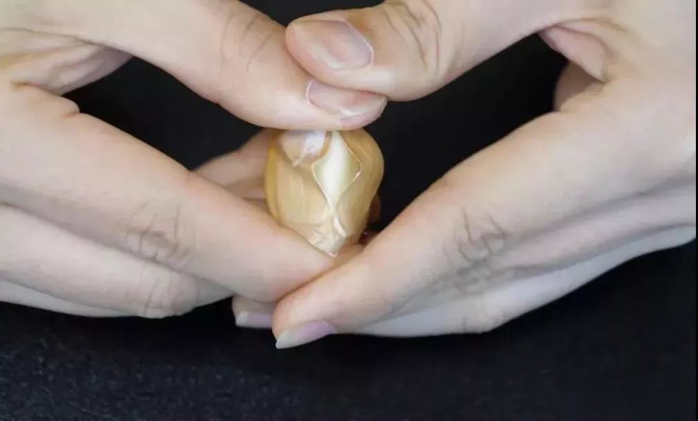 剥大蒜怎么才能快速剥出薄膜,剥完整大蒜皮妙招视频