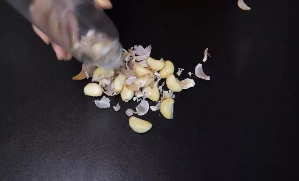 剥大蒜怎么才能快速剥出薄膜,剥完整大蒜皮妙招视频