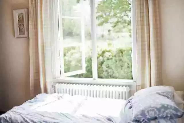 家里的衣柜突然有一种刺鼻味,家里衣柜有异味怎么办