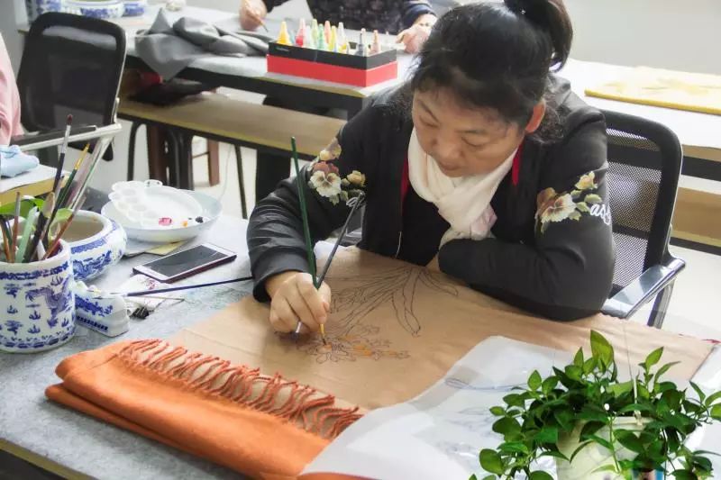 莒县手绘油画,莒县画画的女孩