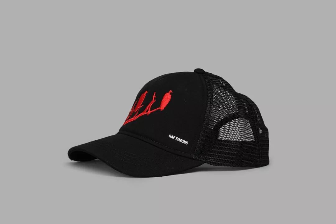 实不相瞒，我第一顶帽子是现在看来“土到掉渣”的货车帽