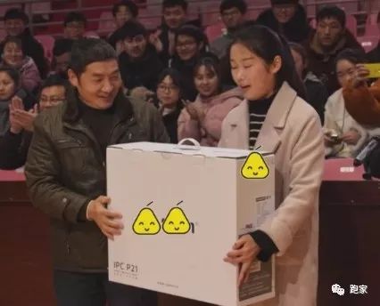 女大学生坚持跑步4周，学校奖台电脑