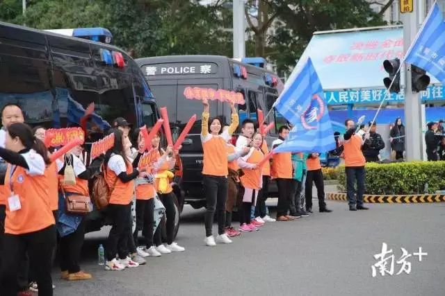 全城沸腾用最高礼遇迎接英雄,全城沸腾迎英雄