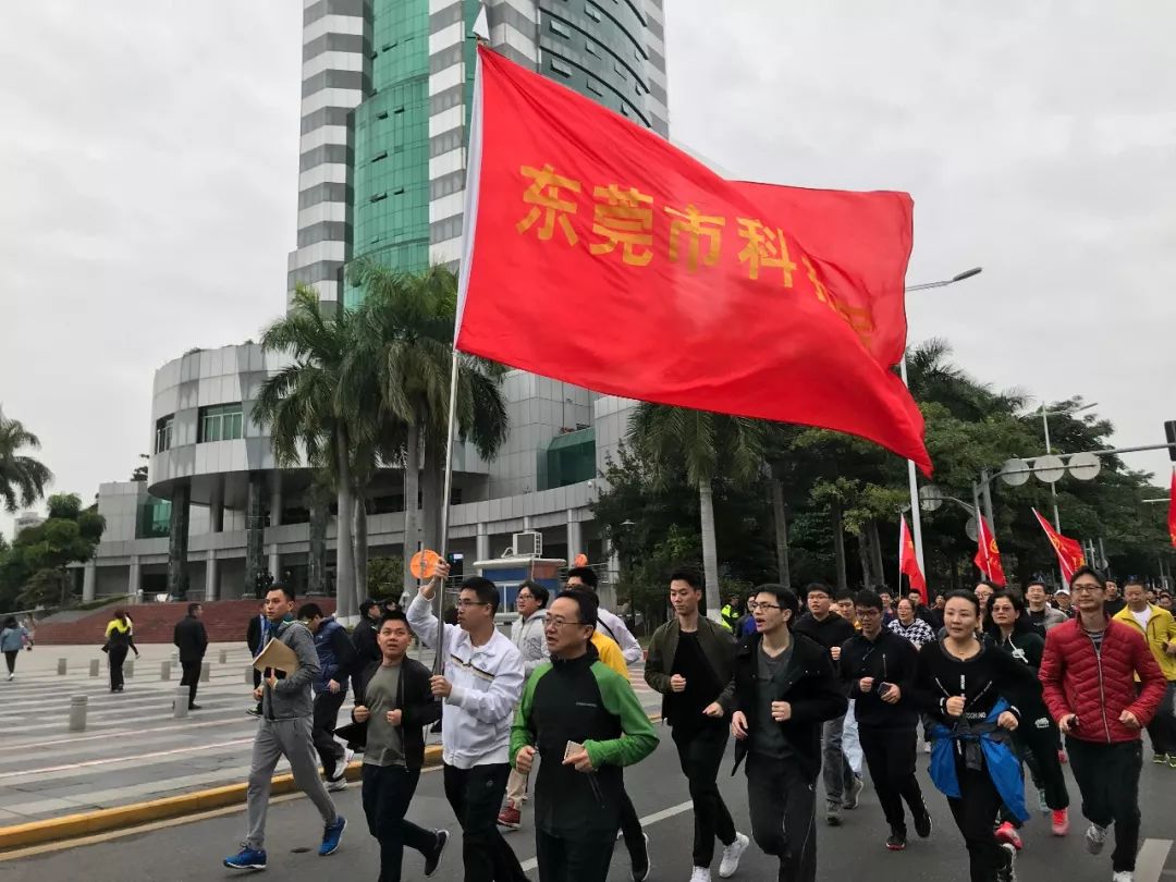 全城沸腾用最高礼遇迎接英雄,全城沸腾迎英雄