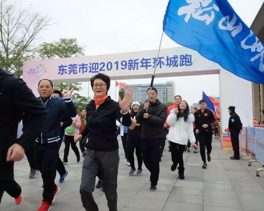 全城沸腾用最高礼遇迎接英雄,全城沸腾迎英雄