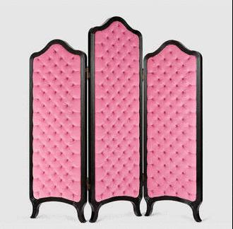 住范思哲酒店，用着CARTIER家居，吃着CHANEL甜品，奢侈品牌：你的玛丽苏生活已被我们承包～