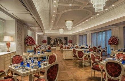 住范思哲酒店，用着CARTIER家居，吃着CHANEL甜品，奢侈品牌：你的玛丽苏生活已被我们承包～