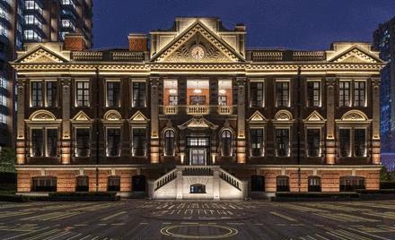 住范思哲酒店，用着CARTIER家居，吃着CHANEL甜品，奢侈品牌：你的玛丽苏生活已被我们承包～